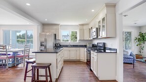 Microondas, horno, placa de cocina y cafetera o tetera