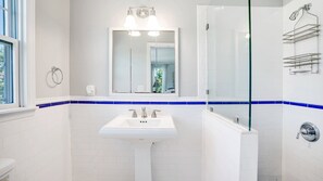 Ensemble baignoire-douche, serviettes fournies