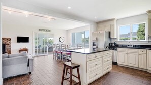 Mikrobølgeovn, ovn, kokeplater og kaffetrakter/tekoker