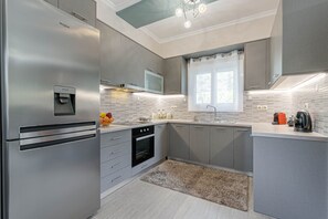 Fridge, microwave, oven, stovetop - Thomas House (Corfu)