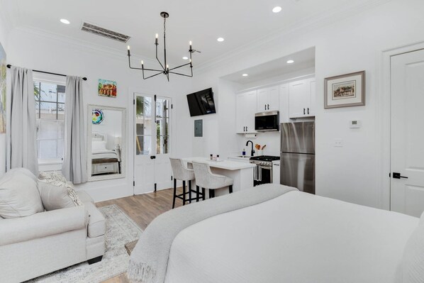 セーフティボックス (室内)、デスク、アイロン / アイロン台、WiFi (無料)