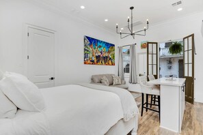 セーフティボックス (室内)、デスク、アイロン / アイロン台、WiFi (無料)