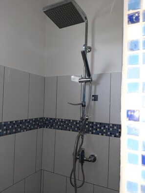 Dusche, Haartrockner, HandtĂŒcher, Seife
