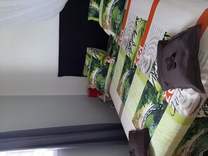 2 habitaciones, tabla de planchar con plancha y cuna de viaje 