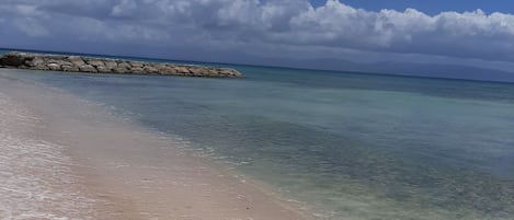 Ubicación cercana a la playa, tumbonas y toallas de playa