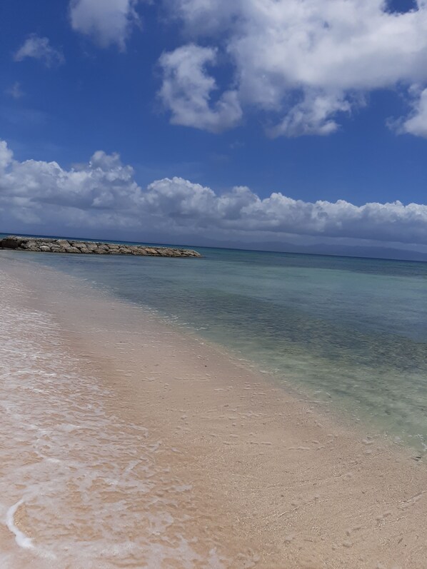 Playa en los alrededores, camastros y toallas de playa 