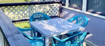 Victorian 2 bedroom flat 1 block from Beach!