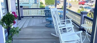 Victorian 2 bedroom flat 1 block from Beach!