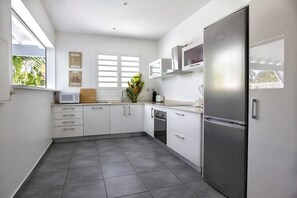Wasserkocher mit Kaffee-/Teezubehör, Kühlschrank, Mikrowelle, Ofen