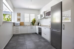 Kühlschrank, Mikrowelle, Ofen, Geschirrspüler