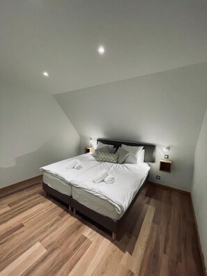 3 slaapkamers, een strijkplank/strijkijzer, wifi, beddengoed