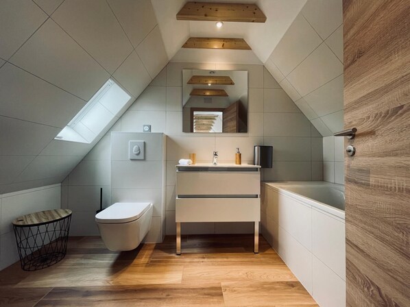 Combined shower/tub, hair dryer, towels