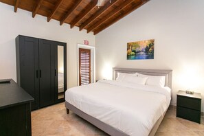 5 habitaciones, escritorio y tabla de planchar con plancha 