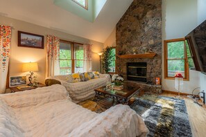 TV connectée, cheminée, jeux vidéo, baby-foot