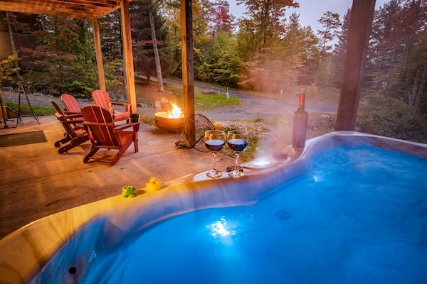 Hot tub for 6, facing the National Forest