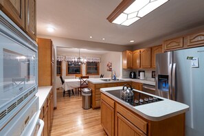 Refrigerador, microondas, horno, placa de cocina
