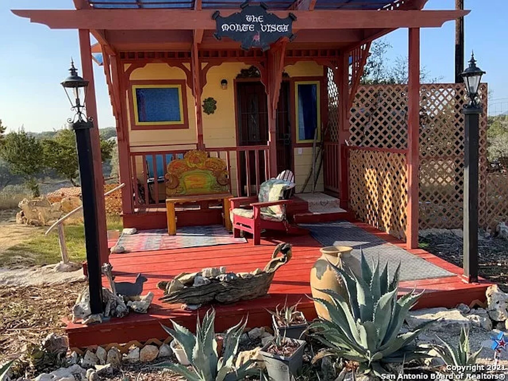 Unique colorful cabin with 360° Hill Country Views!
