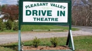 En skylt för Pleasant Valley Drive-In-biografen.