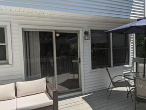 Outdoor dining - River tubes, electric bikes, kayaks, skiing, more 
2 minutes to the river (New Hartford)