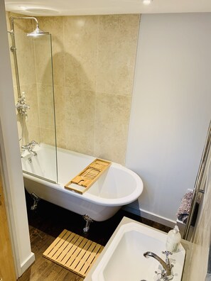 Combined shower/bathtub