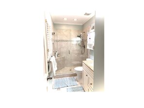 تجهيزات دش، مجففات شعر، مناشف، صابون