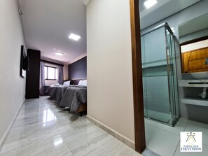 Shower, towels - Hotel Portal dos Devotos (Aparecida)