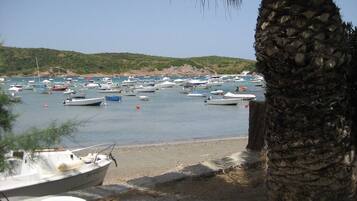 Ubicación cercana a la playa y toallas de playa
