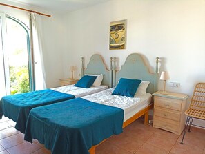 4 habitaciones, caja de seguridad en la habitación y escritorio 