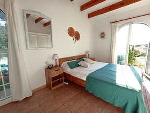 4 bedrooms, in-room safe, desk, iron/ironing board