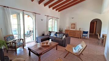 Smart TV, chimenea y videojuegos