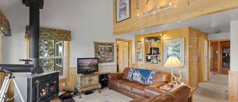 Smart-tv, een open haard, videospelletjes en boeken