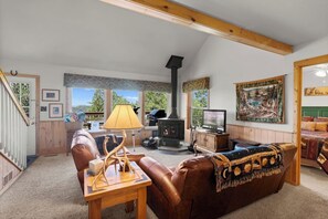 Smart TV, fireplace, video games, books - Stunning Views at Private Mountain Cabin Hot Tub! (Cripple Creek)