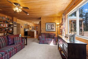 Smart-TV, Kamin, Videospiele, Bücher