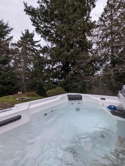 HOT TUB! Sunset Views. Walk to Beach. Pet Friendly. Sleeps 10!