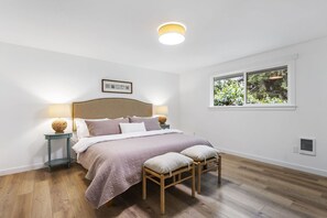 3 bedrooms, iron/ironing board, travel cot, free WiFi - HOT TUB! Sunset Views. Walk to Beach. Pet Friendly. Sleeps 10! (Westport)