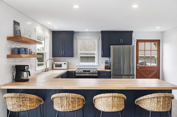 Jääkaappi, mikroaaltouuni, uuni, liesi