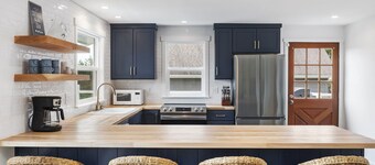 HOT TUB! Sunset Views. Walk to Beach. Pet Friendly. Sleeps 10!