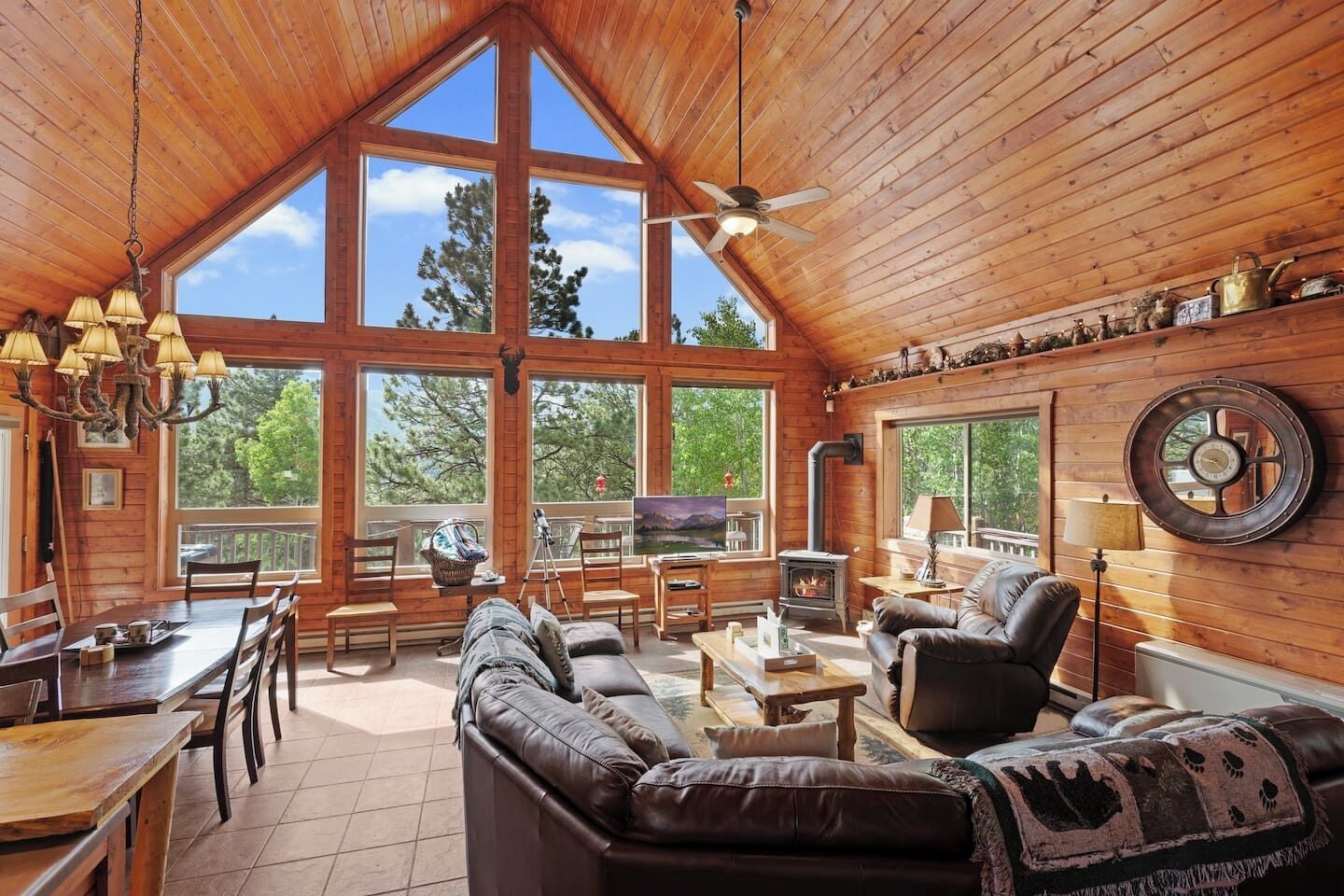 Een smart-tv, een open haard, een dvd-speler en tafelvoetbal