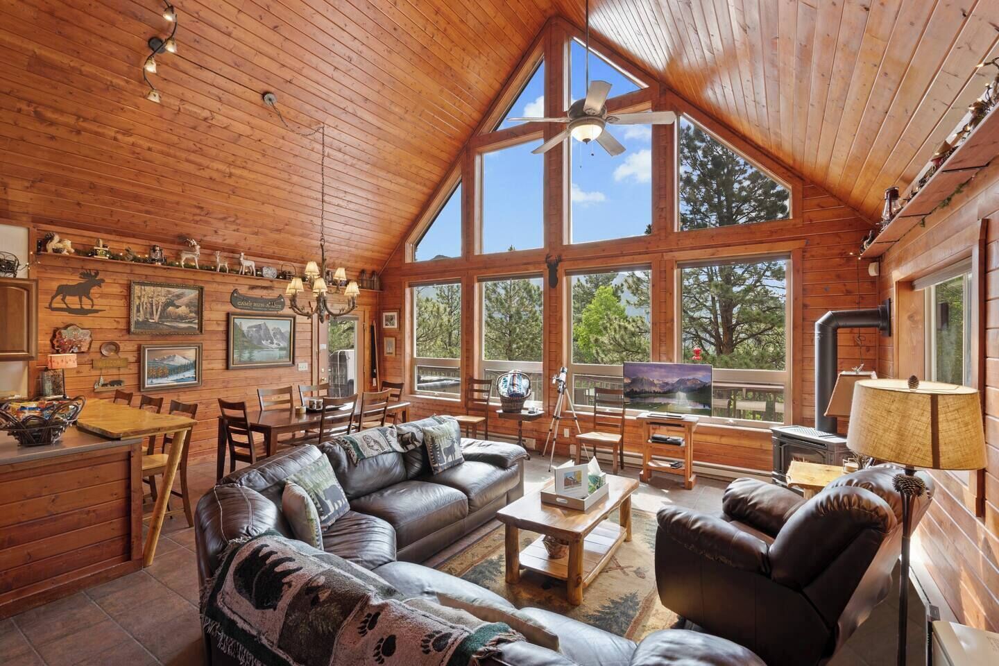 智能电视、壁炉、DVD 播放器、桌上足球