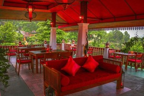 تناول الطعام بالخارج