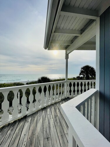  Beachfront-2 Bedroom Unit-Upstairs-Walking distance to all Bars and Restaurants