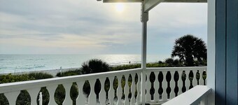  Beachfront-2 Bedroom Unit-Upstairs-Walking distance to all Bars and Restaurants