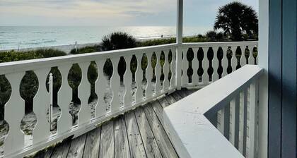 Beachfront-2 Bedroom Unit-Upstairs-Walking distance to all Bars and Restaurants