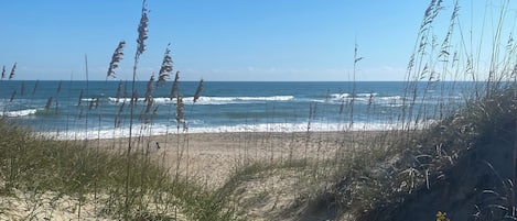 Una spiaggia nelle vicinanze, lettini da mare