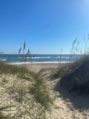 Nær stranden og solsenger