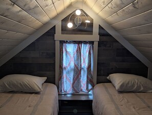 2 bedrooms, travel crib, free WiFi, bed sheets