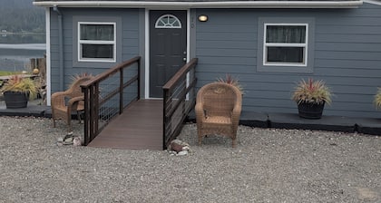 Quaint, two bedroom cabin, On Lake Quinault."