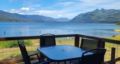 Quaint, two bedroom cabin, On Lake Quinault."