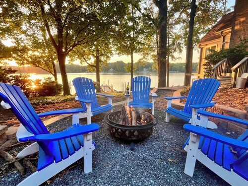 The Regatta-Waterfront Gem with Breathtaking Views & Guest House