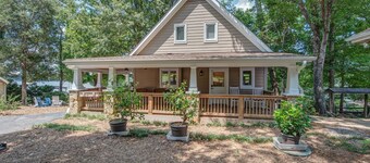 The Regatta-Waterfront Gem with Breathtaking Views & Guest House
